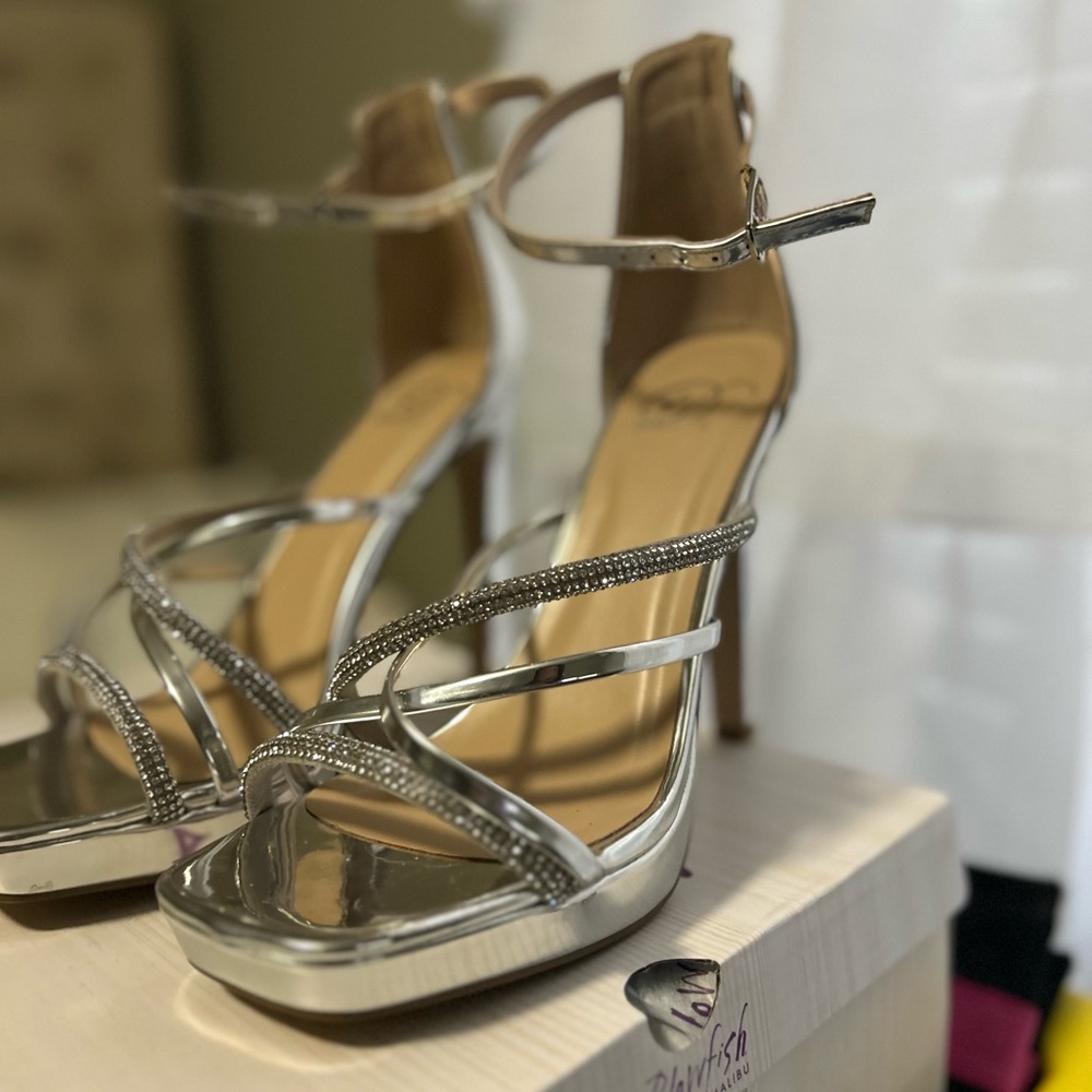 Heart in D strapped silver heels